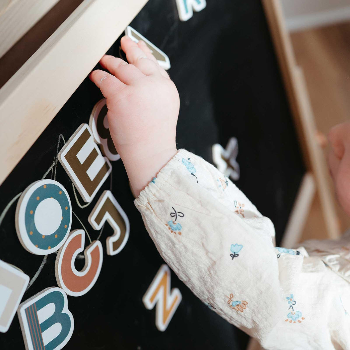 Foldable Wooden Art Easel with Chalkboard & Whiteboard R6178